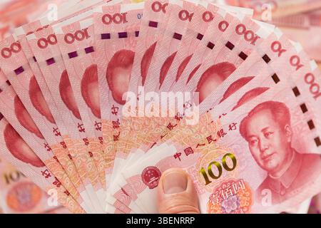Großer Stapel verschiedener chinesischer Yuan-Banknoten 100 . Chinesische Papierwährung Yuan-Renminbi-Banknoten und -Münzen. Kopierbereich. Nahaufnahme. Stockfoto