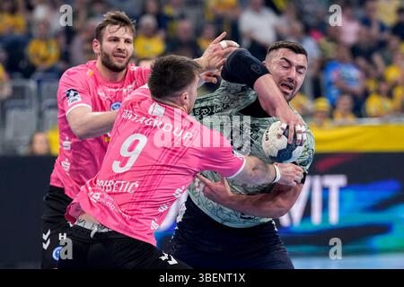 Mannheim, Deutschland. Mai 2025. v.li.: Samuel Röthlisberger (TVB, 17), Gianfranco Pribetic (TVB, 9), Jannik Kohlbacher (RNL, 80), Zweikampf, Spielszene, Duell, Duell, Tackle, Tackling, Dynamik, Action, Aktion, 29.05.2025, Mannheim (Deutschland), Handball, Bundesliga, Rhein-Neckar Löwen - TVB Stuttgart Credit: dpa/Alamy Live News Stockfoto