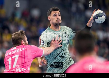 Mannheim, Deutschland. Mai 2025. v.li.: Samuel Röthlisberger (TVB, 17), Ivan Martinovic (RNL, 5), Zweikampf, Spielszene, Duell, Duell, Tackle, Tackling, Dynamik, Aktion, 29.05.2025, Mannheim (Deutschland), Handball, Bundesliga, Rhein-Neckar Löwen - TVB Stuttgart Credit: dpa/Alamy Live News Stockfoto