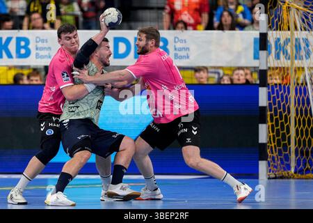 Mannheim, Deutschland. Mai 2025. v.li.: Lukas Laube (TVB, 24), Jannik Kohlbacher (RNL, 80), Samuel Röthlisberger (TVB, 17), Zweikampf, Spielszene, Duell, Duell, Tackle, Tackling, Dynamik, Action, Aktion, 29.05.2025, Mannheim (Deutschland), Handball, Bundesliga, Rhein-Neckar Löwen - TVB Stuttgart Credit: dpa/Alamy Live News Stockfoto