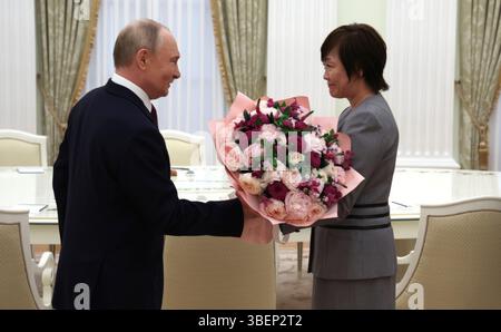 Moskau, Russland. Mai 2025. Der russische Präsident Wladimir Putin, links, überreicht Akie Abe, rechts, der Witwe des ehemaligen japanischen Premierministers Shinzo Abe, vor einem Treffen im Kreml am 29. Mai 2025 in Moskau, Russland, einen Blumenstrauß. Quelle: Vyacheslav Prokofyev/Kreml Pool/Alamy Live News Stockfoto
