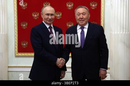 Moskau, Russland. Mai 2025. Der russische Präsident Wladimir Putin begrüßt den ehemaligen kasachischen Präsidenten Nursultan Nasarbajew, rechts, vor einem Treffen im Kreml am 29. Mai 2025 in Moskau. Quelle: Vyacheslav Prokofyev/Kreml Pool/Alamy Live News Stockfoto