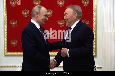 Moskau, Russland. Mai 2025. Der russische Präsident Wladimir Putin begrüßt den ehemaligen kasachischen Präsidenten Nursultan Nasarbajew, rechts, vor einem Treffen im Kreml am 29. Mai 2025 in Moskau. Quelle: Vyacheslav Prokofyev/Kreml Pool/Alamy Live News Stockfoto