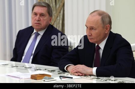 Moskau, Russland. Mai 2025. Der russische Präsident Wladimir Putin, rechts, und der Präsident Juri Uschakow, links, hören Akie Abe, die Witwe des ehemaligen japanischen Premierministers Shinzo Abe, während eines Treffens im Kreml am 29. Mai 2025 in Moskau. Quelle: Vyacheslav Prokofyev/Kreml Pool/Alamy Live News Stockfoto