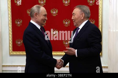 Moskau, Russland. Mai 2025. Der russische Präsident Wladimir Putin begrüßt den ehemaligen kasachischen Präsidenten Nursultan Nasarbajew, rechts, vor einem Treffen im Kreml am 29. Mai 2025 in Moskau. Quelle: Vyacheslav Prokofyev/Kreml Pool/Alamy Live News Stockfoto