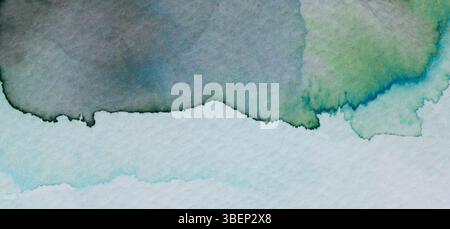 Ruhiges Blau und grünes Aquarell, das sich auf strukturiertem Papier sanft verfärbt Stockfoto