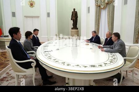 Moskau, Russland. Mai 2025. Der russische Präsident Wladimir Putin, rechts, spricht mit Akie Abe, der Witwe des ehemaligen japanischen Premierministers Shinzo Abe, während eines Treffens im Kreml am 29. Mai 2025 in Moskau. Quelle: Vyacheslav Prokofyev/Kreml Pool/Alamy Live News Stockfoto