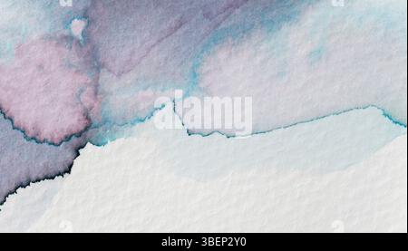 Sanfte Blau- und Rosa-Farbtöne verschmelzen in einer zarten Aquarelllandschaft Stockfoto