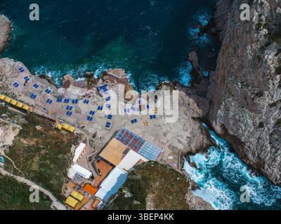 Luftaufnahme der felsigen Küste und des Strandbereichs auf Capri Island, Italien Stockfoto