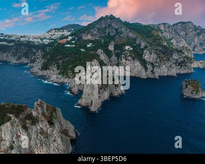 Küste von Capri Island mit Klippen, Seestapel und weißen Gebäuden Stockfoto