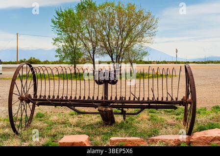 Pferdeheu-Rechen in der Hochwüste im Süden von Colorado, USA. Stockfoto