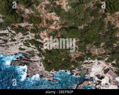 Aus der Vogelperspektive auf die zerklüftete Küste von Capri Island und das türkisfarbene Wasser Stockfoto