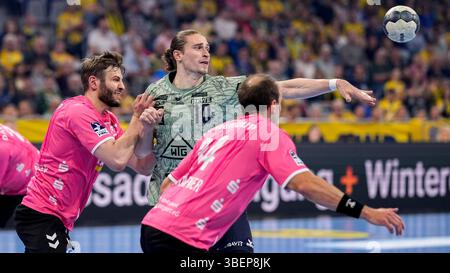 Mannheim, Deutschland. Mai 2025. v.li.: Samuel Röthlisberger (TVB, 17), Juri Knorr (RNL, 10), Lukas Laube (TVB, 24), Zweikampf, Spielszene, Duell, Duell, Tackle, Tackling, Dynamik, Action, Aktion, 29.05.2025, Mannheim (Deutschland), Handball, Bundesliga, Rhein-Neckar Löwen - TVB Stuttgart Credit: dpa/Alamy Live News Stockfoto