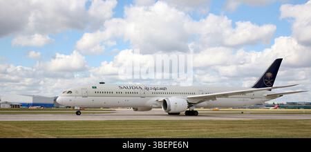 Ein Boeing 787-10 Dreamliner Jet am Manchester International Airport, Wilmslow, Manchester, Vereinigtes Königreich, Europa Stockfoto