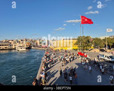 Das tägliche Leben. Leute laufen an der Promenade in Kadikoy auf der anatolischen Seite von Istanbul, Türkei. Im Hintergrund Geschäfts-/Wohngebäude Stockfoto