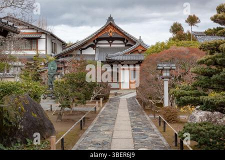 Traditionelles buddhistisches Holzgebäude Außenarchitektur und Garten des buddhistischen Tempels Tenryu-JI in Kyoto Japan Stockfoto