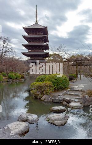 Wunderschöne Gärten und traditionelle buddhistische Holzpagode in den Gärten des Tōji-Tempels in Kyoto Japan Stockfoto