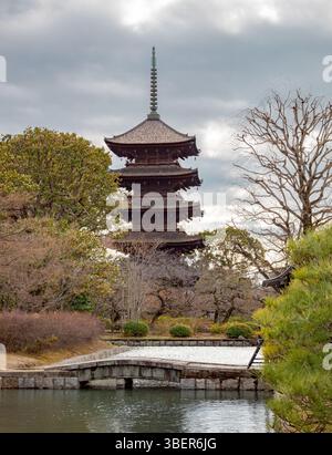 Wunderschöne Gärten und traditionelle buddhistische Holzpagode in den Gärten des Tōji-Tempels in Kyoto Japan Stockfoto