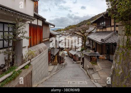 Traditionelle Gebäude gefüllt Straße in Gion Kyoto Japan. Foto an einem bewölkten Tag Stockfoto