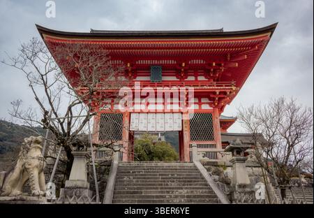 Rotes japanisches Holztempelgebäude und traditionelle buddhistische Architektur im Kiyomizu-dera-buddhismus-Tempel in Kyoto Japan. Stockfoto