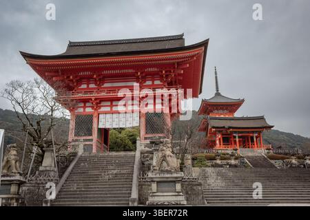 Rotes japanisches Holztempelgebäude und traditionelle buddhistische Architektur im Kiyomizu-dera-buddhismus-Tempel in Kyoto Japan. Stockfoto