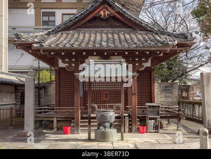 Traditionelle hölzerne Tempelarchitektur am Toji-Tempel in Kyoto Japan. Foto an einem bewölkten Tag Stockfoto