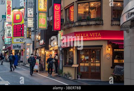 Farbenfrohe neonbeleuchtete Gasse des Stadtteils Shinjuku in Tokio Japan. Foto am Abend. Stockfoto