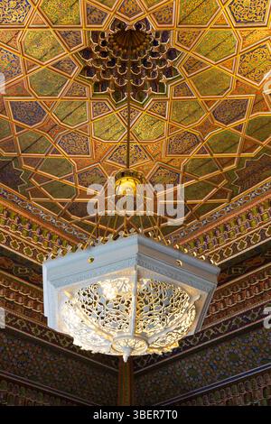 Eine aufwendig dekorierte Pendelleuchte und Holzdecke im Staatlichen Museum für angewandte Kunst von Usbekistan in Taschkent, Usbekistan Stockfoto