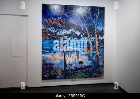 London, UK, 29. Mai 2025, Rex Southwicks Ausstellung To Diraction, die vom 29. Mai bis 6. Juli 2025 in der Unit London zu sehen ist, befasst sich mit dem nuancierten Zusammenspiel zwischen Eskapismus und den oft übersehenen Realitäten, die ihm zugrunde liegen. Inspiriert von Dorothea Tannings Gemälde Eperdument aus dem Jahr 1962 reflektiert die Ausstellung das Streben nach kreativem Zufluchtsort entlang der Côte d’Azur. Andrew Lalchan Photography/Alamy Live News Stockfoto