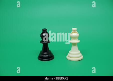 Bischofs Schachstück isoliert auf Grün. Im Schachspiel hat Bischof eine Besonderheit, nämlich die schräge Bewegung in einer geraden Linie. Stockfoto