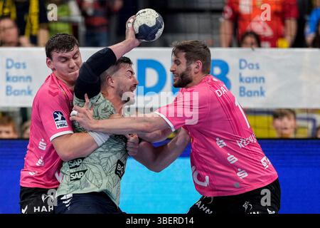 Mannheim, Deutschland. Mai 2025. v.li.: Lukas Laube (TVB, 24), Jannik Kohlbacher (RNL, 80), Samuel Röthlisberger (TVB, 17), Zweikampf, Spielszene, Duell, Duell, Tackle, Tackling, Dynamik, Action, Aktion, 29.05.2025, Mannheim (Deutschland), Handball, Bundesliga, Rhein-Neckar Löwen - TVB Stuttgart Credit: dpa/Alamy Live News Stockfoto