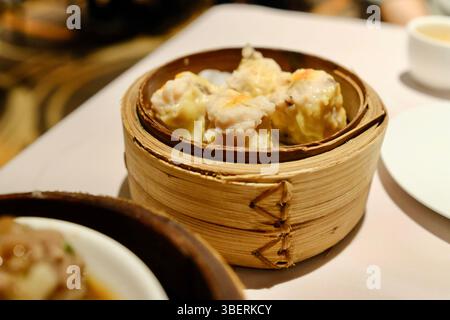 Ein Bambusdampfer mit siu mai-Teigtaschen (mit Schweinefleisch und Meeresfrüchten) im Eight, einem Yumcha-Restaurant in Sydney Chinatown - Haymarket, NSW, Australien Stockfoto