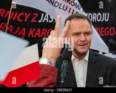 Kattowitz, Polen. Mai 2025. Präsidentschaftskandidat Karol Nawrocki, unterstützt von der rechten Partei Recht und Gerechtigkeit, spricht während einer Wahlkundgebung vor der zweiten Wahlrunde. In der ersten Runde wurde nicht entschieden, wer Präsident des Landes werden soll, da kein Kandidat die 50%-Mehrheit übergab. Zwei Siegerkandidaten – Rafal Trzaskowski und Karol Nawrocki – zogen am 1. Juni in die zweite Runde. Quelle: SOPA Images Limited/Alamy Live News Stockfoto