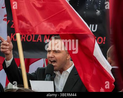 Kattowitz, Polen. Mai 2025. Präsidentschaftskandidat Karol Nawrocki, unterstützt von der rechten Partei Recht und Gerechtigkeit, spricht während einer Wahlkundgebung vor der zweiten Wahlrunde. In der ersten Runde wurde nicht entschieden, wer Präsident des Landes werden soll, da kein Kandidat die 50%-Mehrheit übergab. Zwei Siegerkandidaten – Rafal Trzaskowski und Karol Nawrocki – zogen am 1. Juni in die zweite Runde. Quelle: SOPA Images Limited/Alamy Live News Stockfoto