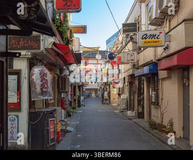 Beleuchtete Straße im Stadtteil Shinjuku in Tokio, Japan Stockfoto