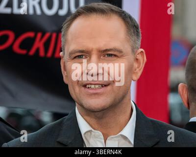 Kattowitz, Polen. Mai 2025. Präsidentschaftskandidat Karol Nawrocki, unterstützt von der rechten Partei Recht und Gerechtigkeit, spricht während einer Wahlkundgebung vor der zweiten Wahlrunde. In der ersten Runde wurde nicht entschieden, wer Präsident des Landes werden soll, da kein Kandidat die 50%-Mehrheit übergab. Zwei Siegerkandidaten – Rafal Trzaskowski und Karol Nawrocki – zogen am 1. Juni in die zweite Runde. (Foto: Dominika Zarzycka/SOPA Images/SIPA USA) Credit: SIPA USA/Alamy Live News Stockfoto