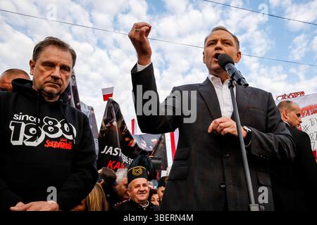 Kattowitz, Polen. Mai 2025. Präsidentschaftskandidat Karol Nawrocki, unterstützt von der rechten Partei Recht und Gerechtigkeit, spricht während einer Wahlkundgebung vor der zweiten Wahlrunde. In der ersten Runde wurde nicht entschieden, wer Präsident des Landes werden soll, da kein Kandidat die 50%-Mehrheit übergab. Zwei Siegerkandidaten – Rafal Trzaskowski und Karol Nawrocki – zogen am 1. Juni in die zweite Runde. (Foto: Dominika Zarzycka/SOPA Images/SIPA USA) Credit: SIPA USA/Alamy Live News Stockfoto