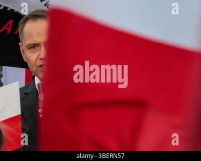 Kattowitz, Polen. Mai 2025. Präsidentschaftskandidat Karol Nawrocki, unterstützt von der rechten Partei Recht und Gerechtigkeit, spricht während einer Wahlkundgebung vor der zweiten Wahlrunde. In der ersten Runde wurde nicht entschieden, wer Präsident des Landes werden soll, da kein Kandidat die 50%-Mehrheit übergab. Zwei Siegerkandidaten – Rafal Trzaskowski und Karol Nawrocki – zogen am 1. Juni in die zweite Runde. (Foto: Dominika Zarzycka/SOPA Images/SIPA USA) Credit: SIPA USA/Alamy Live News Stockfoto