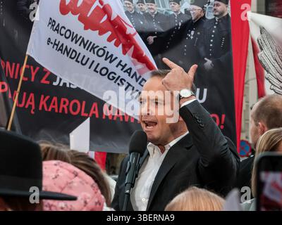 Kattowitz, Polen. Mai 2025. Präsidentschaftskandidat Karol Nawrocki, unterstützt von der rechten Partei Recht und Gerechtigkeit, spricht während einer Wahlkundgebung vor der zweiten Wahlrunde. In der ersten Runde wurde nicht entschieden, wer Präsident des Landes werden soll, da kein Kandidat die 50%-Mehrheit übergab. Zwei Siegerkandidaten – Rafal Trzaskowski und Karol Nawrocki – zogen am 1. Juni in die zweite Runde. (Foto: Dominika Zarzycka/SOPA Images/SIPA USA) Credit: SIPA USA/Alamy Live News Stockfoto