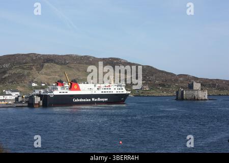 Die kaledonische MacBrayne-Fähre lag am Castlebay-Fährhafen nahe Kisimul Castle Stockfoto