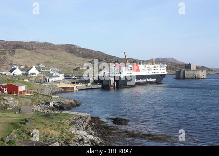 Die kaledonische MacBrayne-Fähre lag am Castlebay-Fährhafen nahe Kisimul Castle Stockfoto