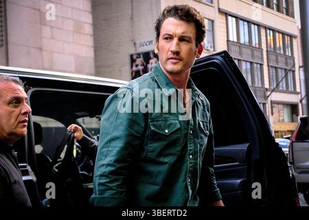 New York, NY, USA. Mai 2025. Miles Teller tritt während der NBA-Playoffs 2025 im Madison Square Garden in New York City am 29. Mai 2025 in das Spiel der Knicks ein. Quelle: Katie Godowski/Media Punch/Alamy Live News Stockfoto