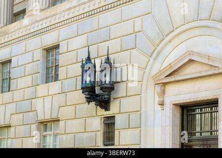 Verzierte Laternen zieren das Äußere des historischen Gebäudes und betonen das architektonische Design in Washington D.C. Stockfoto