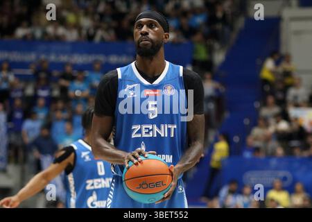 Sankt Petersburg, Russland. Mai 2025. Okaro White (5) von Zenit in Aktion während des VTB United League Basketballspiels, der Playoffs, des Finals, des 2 Spiels, zwischen Zenit St. Petersburg und CSKA Moskau in der „Kck Arena“. Endpunktzahl: Zenit 86:70 CSKA. Quelle: SOPA Images Limited/Alamy Live News Stockfoto