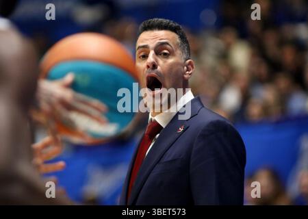 Sankt Petersburg, Russland. Mai 2025. Andreas Pistiolis, Head Coach der CSKA, der während des VTB United League Basketballspiels, der Playoffs, des Finals, des 2 Spiels zwischen Zenit St. Petersburg und CSKA Moskau in der „Kck Arena“ zu sehen war. Endpunktzahl: Zenit 86:70 CSKA. Quelle: SOPA Images Limited/Alamy Live News Stockfoto