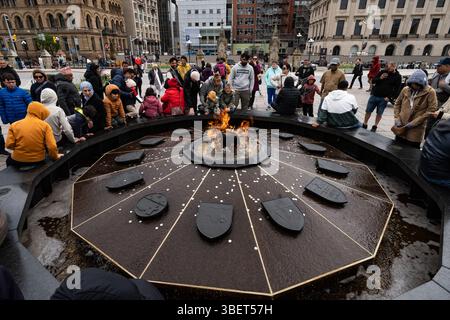 Die hundertjährige Flamme brennt hell, symbolisiert die kanadische Einheit und den 100. Jahrestag der Konföderation. Ein nationales Denkmal des Erbes in Ottawa Stockfoto