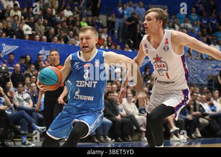 Sankt Petersburg, Russland. Mai 2025. Denis Zakharov (3) von Zenit in Aktion während des VTB United League Basketballspiels, der Playoffs, des Finals, des 2 Spiels zwischen Zenit St. Petersburg und CSKA Moskau in der „Kck Arena“. Endpunktzahl: Zenit 86:70 CSKA. (Foto: Maksim Konstantinov/SOPA Images/SIPA USA) Credit: SIPA USA/Alamy Live News Stockfoto