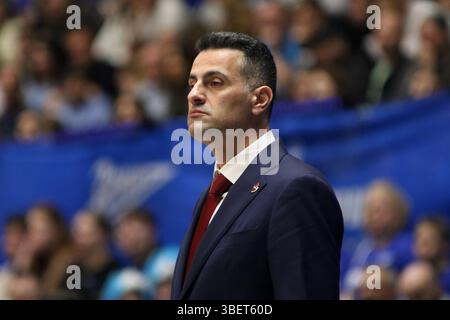 Sankt Petersburg, Russland. Mai 2025. Andreas Pistiolis, Head Coach der CSKA, der während des VTB United League Basketballspiels, der Playoffs, des Finals, des 2 Spiels zwischen Zenit St. Petersburg und CSKA Moskau in der „Kck Arena“ zu sehen war. Endpunktzahl: Zenit 86:70 CSKA. (Foto: Maksim Konstantinov/SOPA Images/SIPA USA) Credit: SIPA USA/Alamy Live News Stockfoto