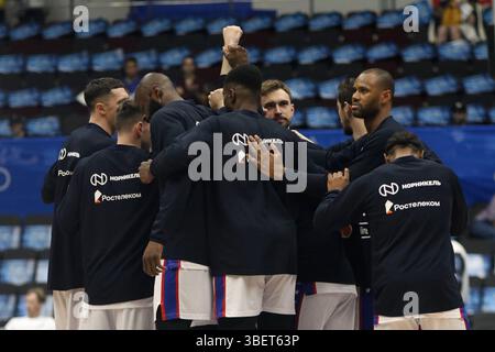 Sankt Petersburg, Russland. Mai 2025. Spieler von CSKA, die während des VTB United League Basketballspiels, der Playoffs, des Finals, des 2 Spiels zwischen Zenit St. Petersburg und CSKA Moskau in der „Kck Arena“ zu sehen waren. Endpunktzahl: Zenit 86:70 CSKA. (Foto: Maksim Konstantinov/SOPA Images/SIPA USA) Credit: SIPA USA/Alamy Live News Stockfoto