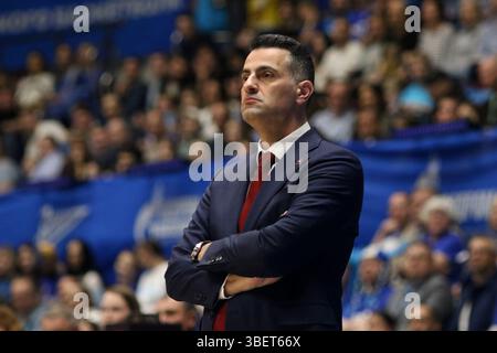 Sankt Petersburg, Russland. Mai 2025. Andreas Pistiolis, Head Coach der CSKA, der während des VTB United League Basketballspiels, der Playoffs, des Finals, des 2 Spiels zwischen Zenit St. Petersburg und CSKA Moskau in der „Kck Arena“ zu sehen war. Endpunktzahl: Zenit 86:70 CSKA. (Foto: Maksim Konstantinov/SOPA Images/SIPA USA) Credit: SIPA USA/Alamy Live News Stockfoto
